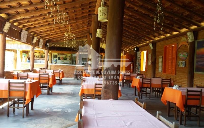 LINDA CHÁCARA COM POTENCIAL COMERCIAL/RESIDENCIAL.