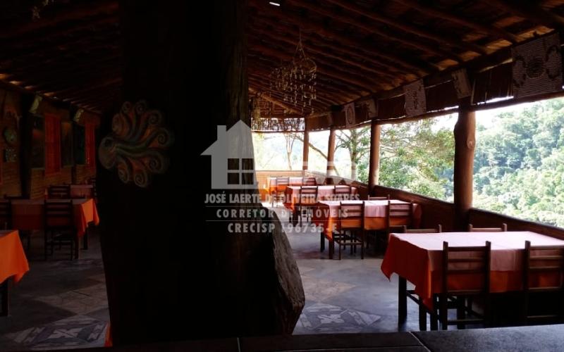 LINDA CHÁCARA COM POTENCIAL COMERCIAL/RESIDENCIAL.