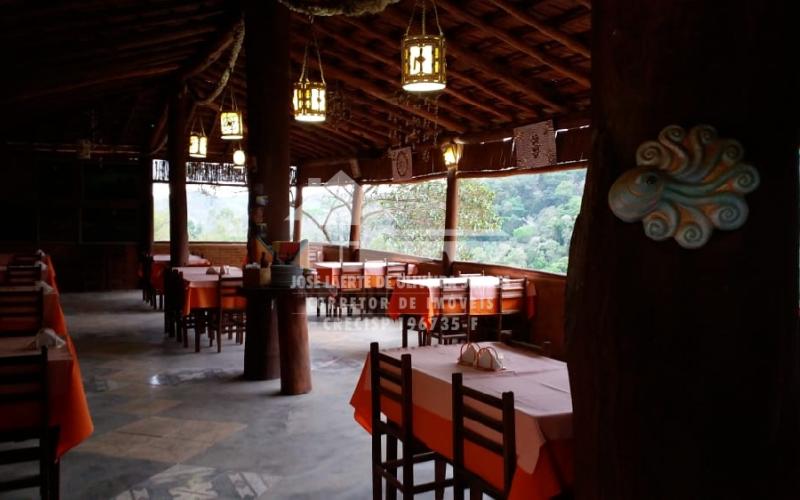 LINDA CHÁCARA COM POTENCIAL COMERCIAL/RESIDENCIAL.