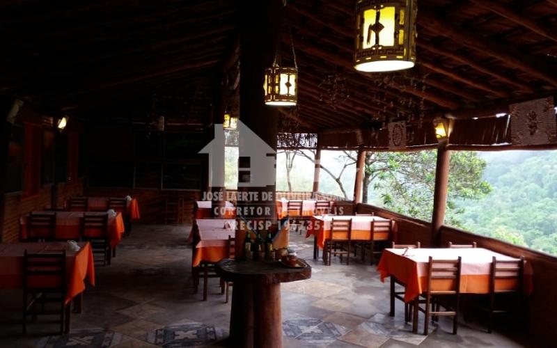 LINDA CHÁCARA COM POTENCIAL COMERCIAL/RESIDENCIAL.