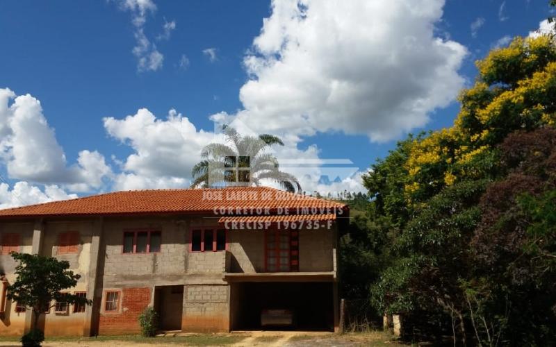 LINDA CHÁCARA COM POTENCIAL COMERCIAL/RESIDENCIAL.