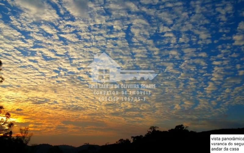 LINDA CHÁCARA COM POTENCIAL COMERCIAL/RESIDENCIAL.