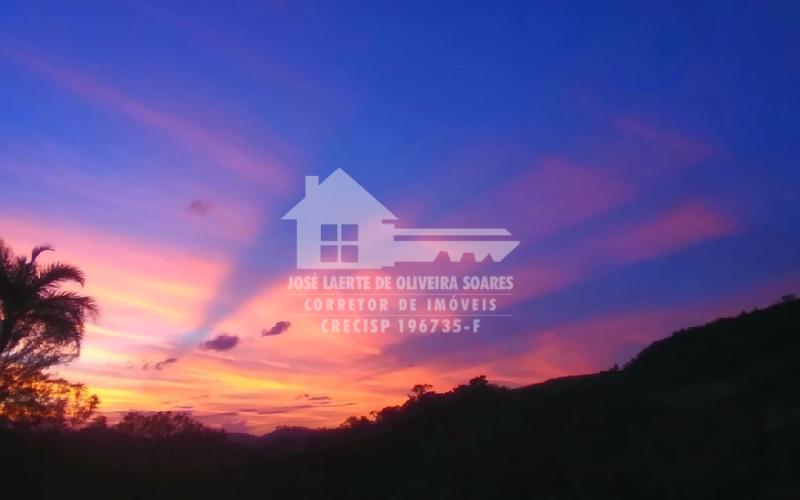 LINDA CHÁCARA COM POTENCIAL COMERCIAL/RESIDENCIAL.